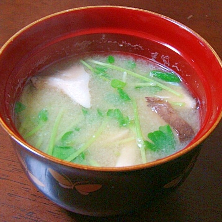 お野菜が高い時は エリンギ豆苗のお味噌汁 レシピ 作り方 By Sundisk 楽天レシピ お野菜が高い時は エリンギ豆苗のお味噌汁 レシピ 作り方 By Sundisk 楽天レシピ